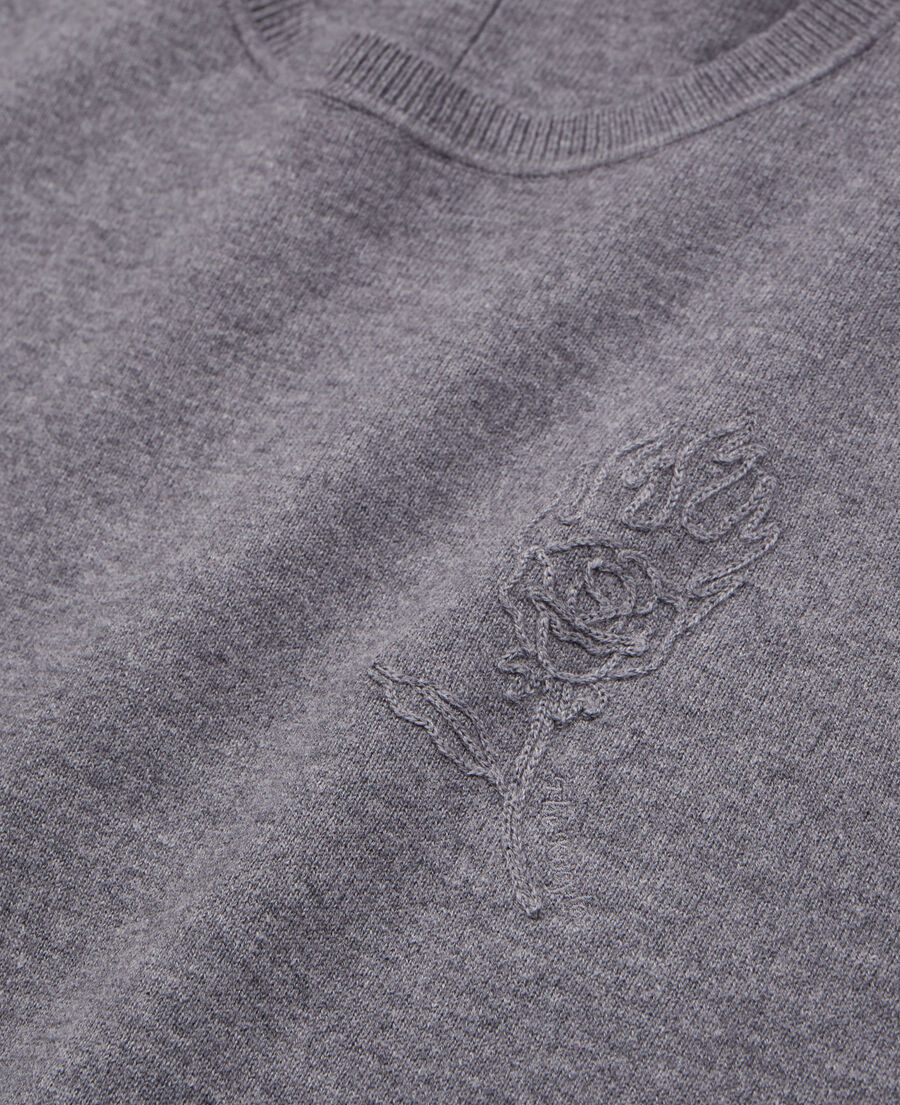 grauer pullover aus wolle mit stickereien