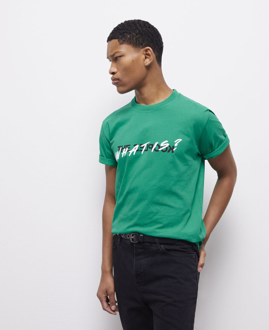 grünes t-shirt herren mit „what is“-schriftzug