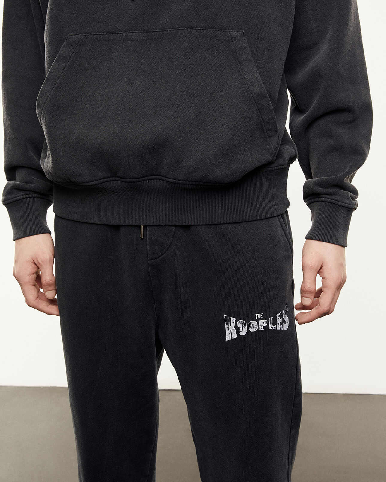 The Kooples HOMME BLACK WASHED jogging gris foncé à logo the kooples