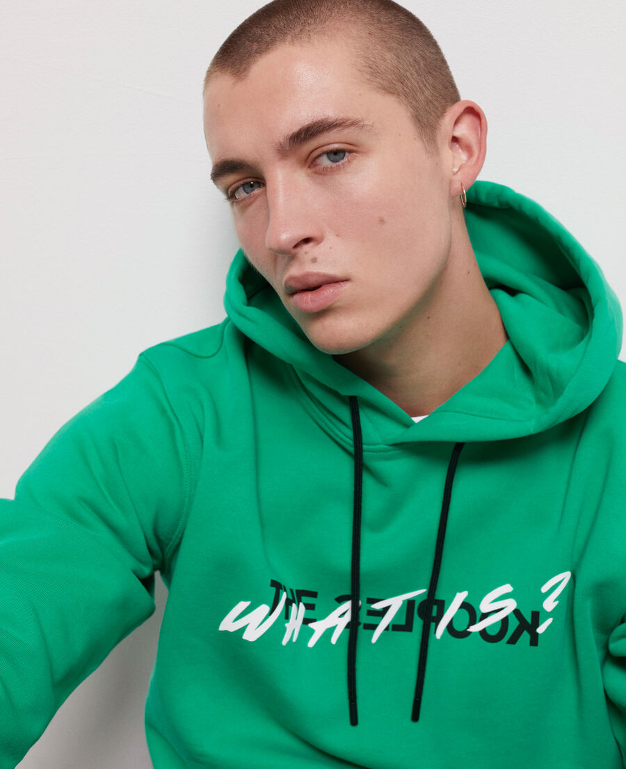 grünes sweatshirt mit „what is“-schriftzug