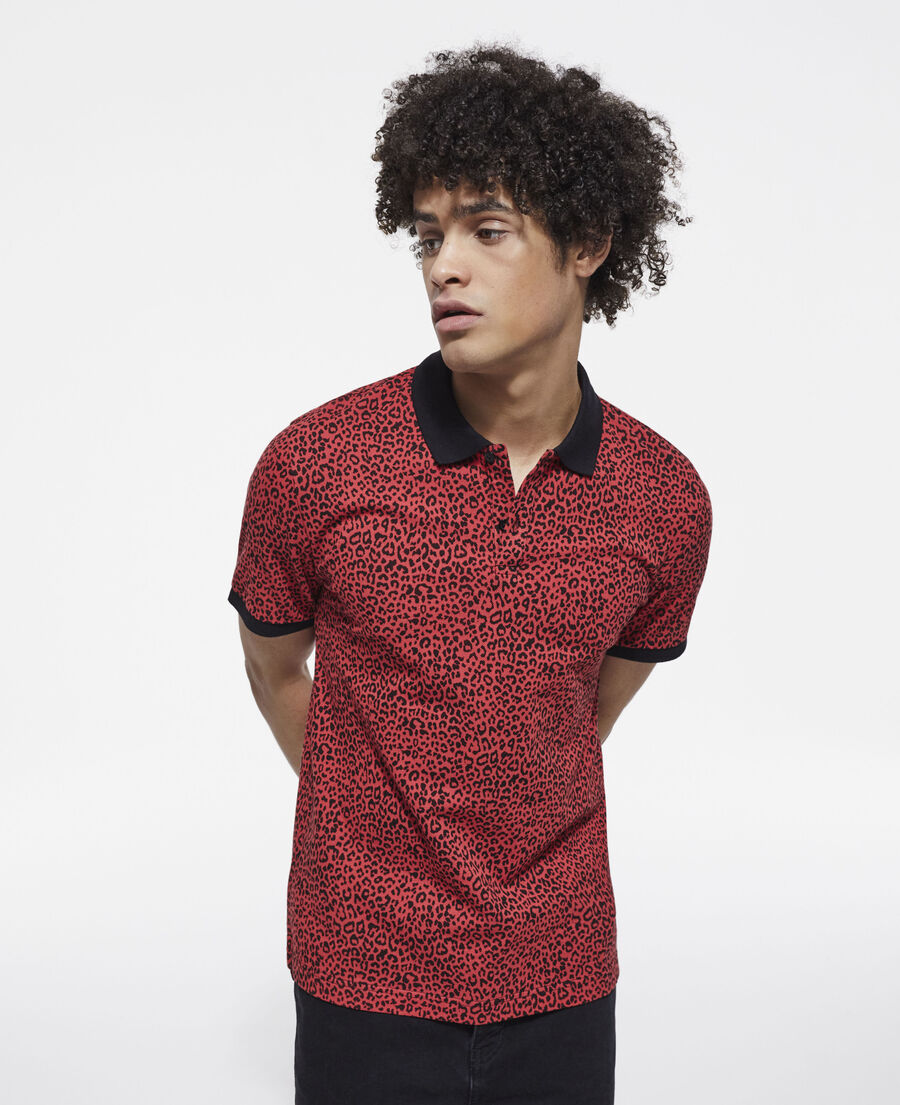 rotes poloshirt mit leopardenmuster