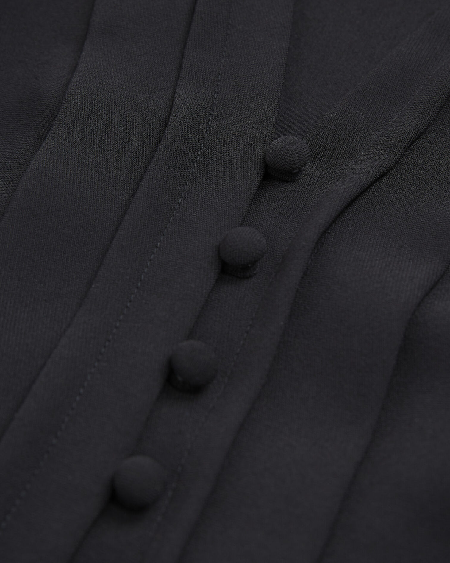 Krepptop schwarz V-Ausschnitt Knöpfe bezogen, BLACK, hi-res image number null