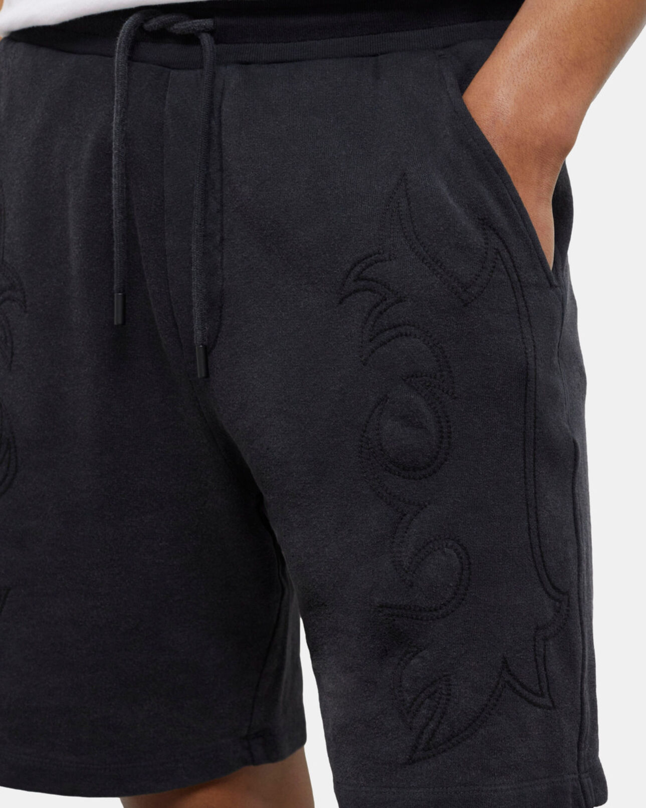 The Kooples HOMME BLACK WASHED short noir molletonné avec broderies western