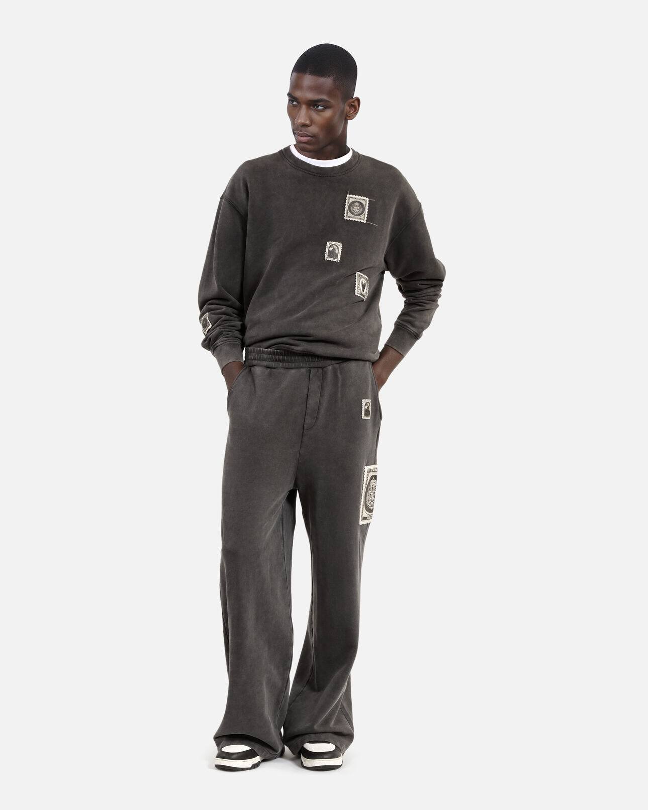 The Kooples HOMME BLACK WASHED bas de jogging droit avec patchs noir