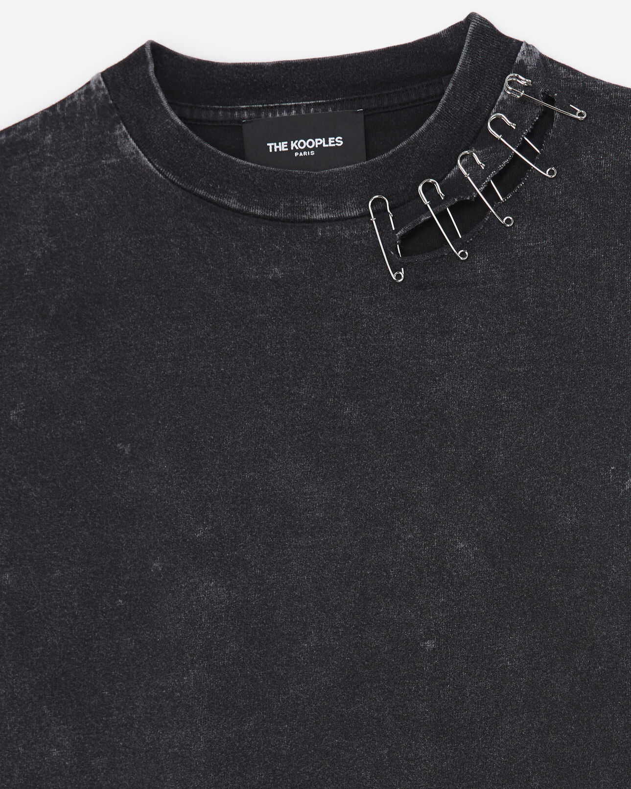 The Kooples FEMME BLACK WASHED t-shirt noir délavé coton détail épingle