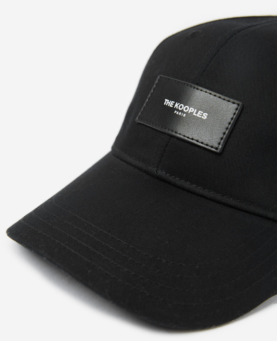 gorra negra con parche con logotipo