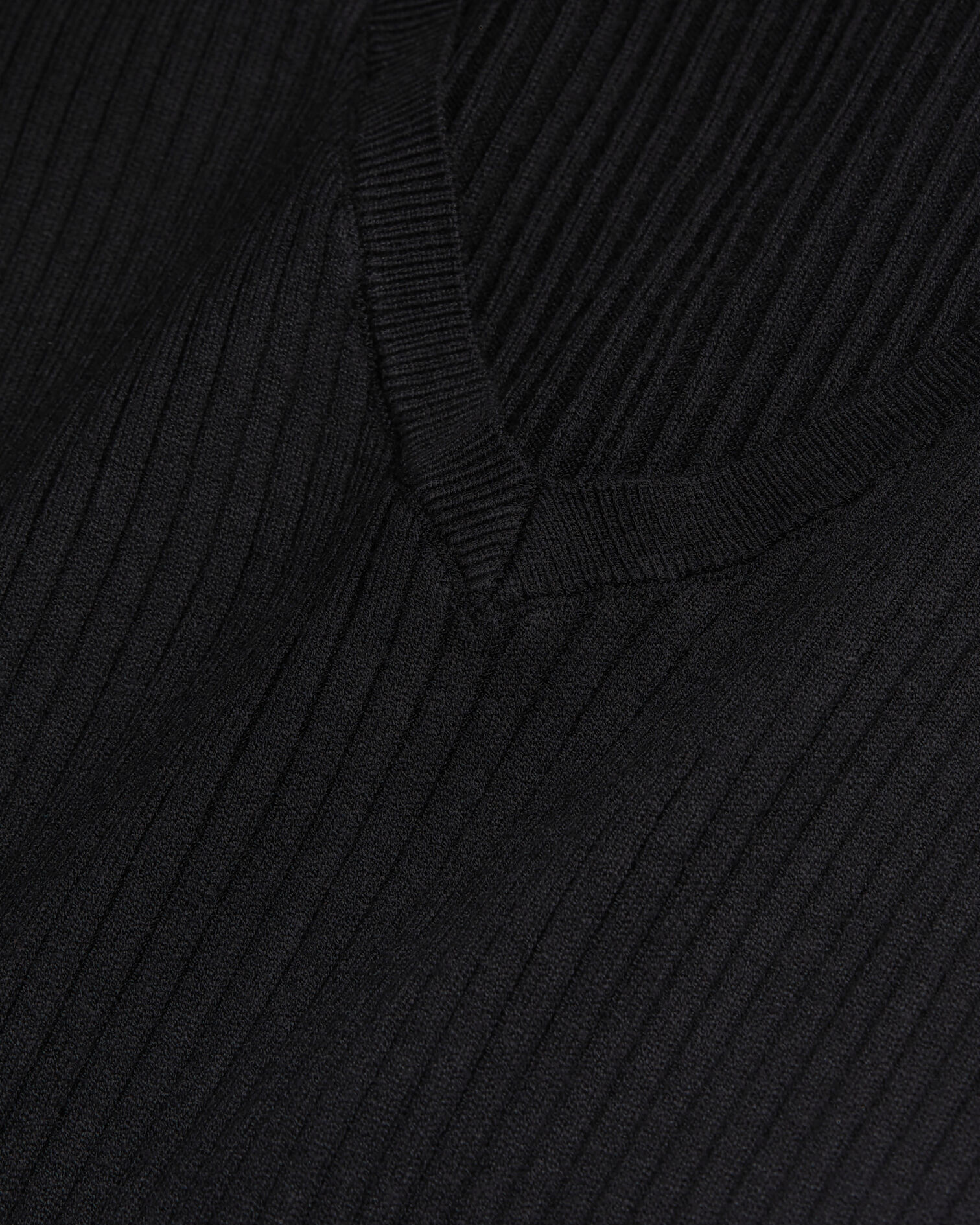 Schwarzer Pullover aus feinem Rippstrick, BLACK, hi-res image number null