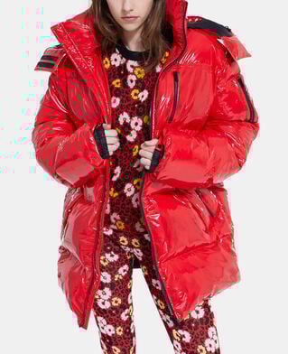 The Kooples DAMEN RED rote oversize-daunenjacke aus vinyl mit riemchen und the kooples-logo