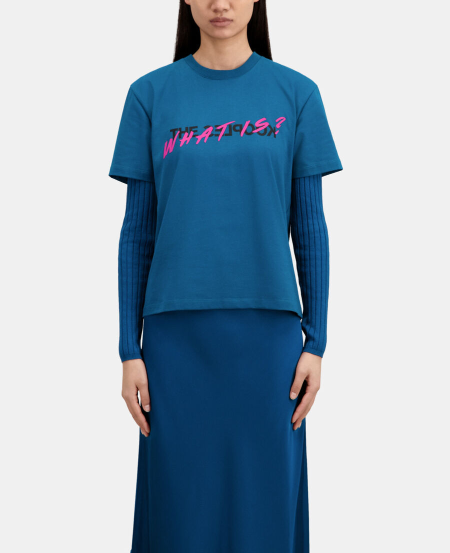 blaues t-shirt damen mit „what is“-schriftzug