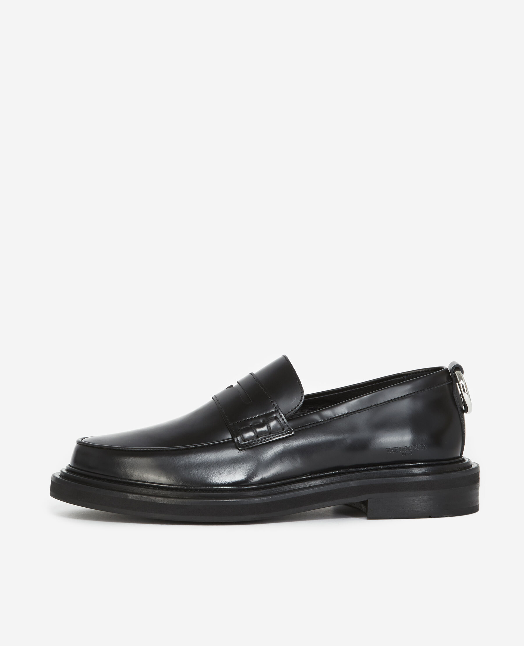 Black moccasins in leather with metal ring
