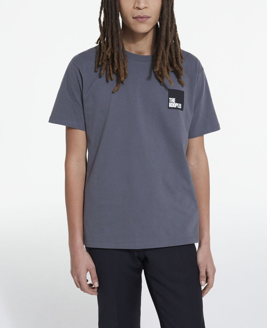 gray t-shirt