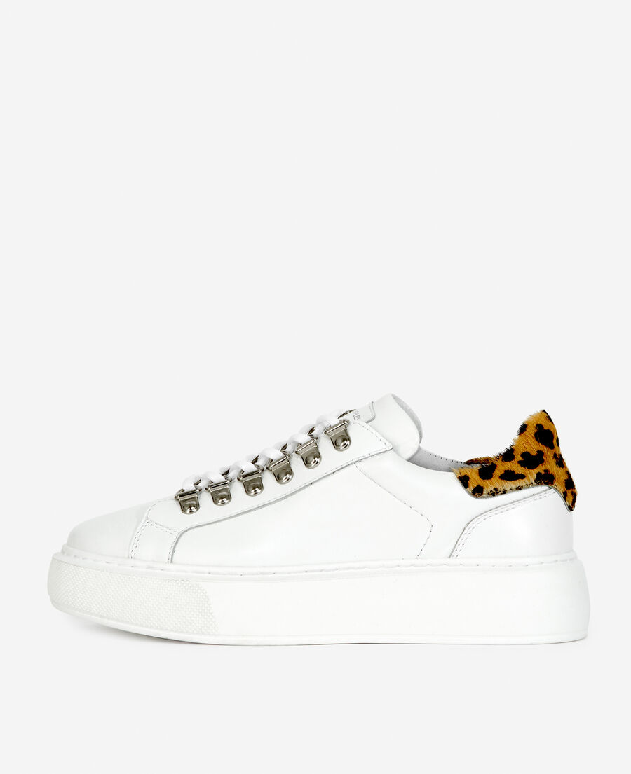 zapatillas de piel lisa blanca con detalle de leopardo