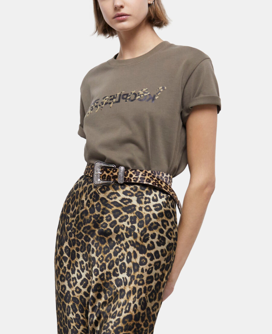 khakifarbenes t-shirt damen mit leopardenmuster und "what is"-schriftzug