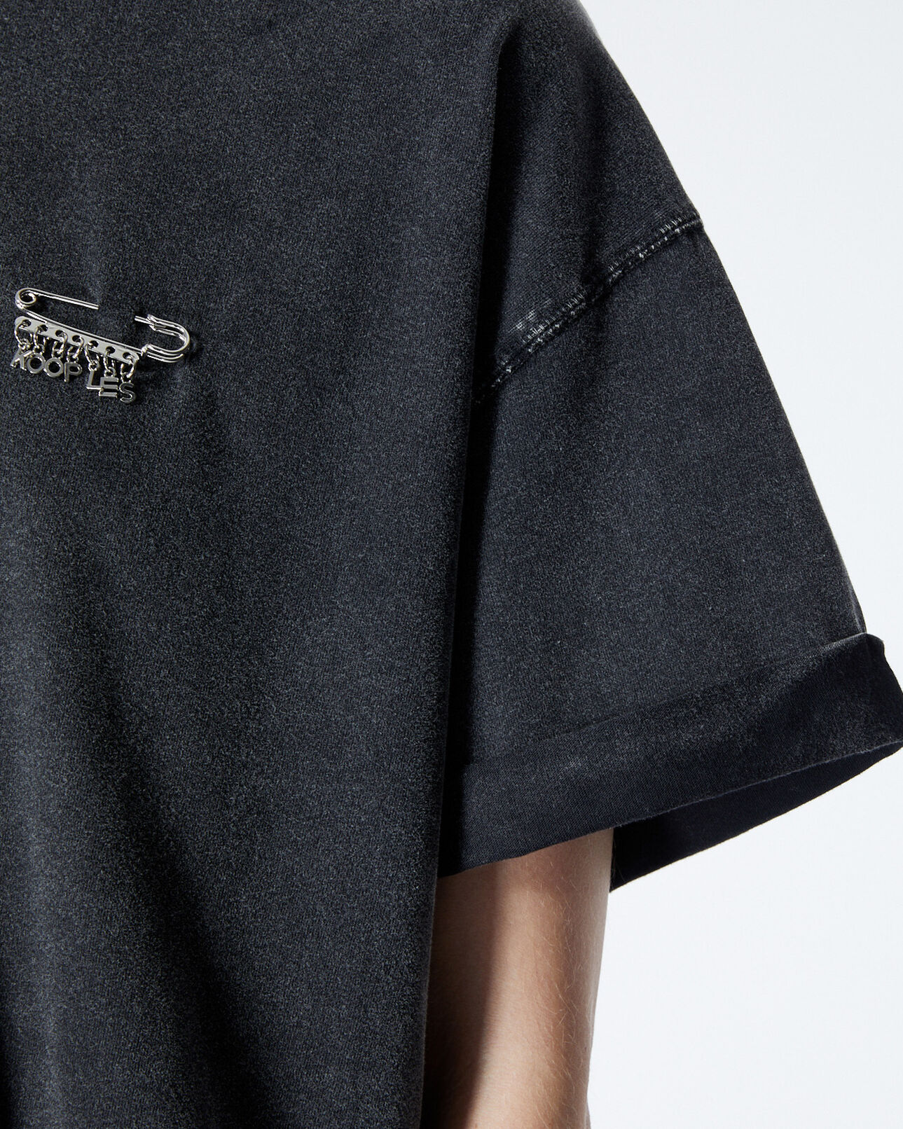 The Kooples FEMME BLACK WASHED t-shirt coton noir détail épingle