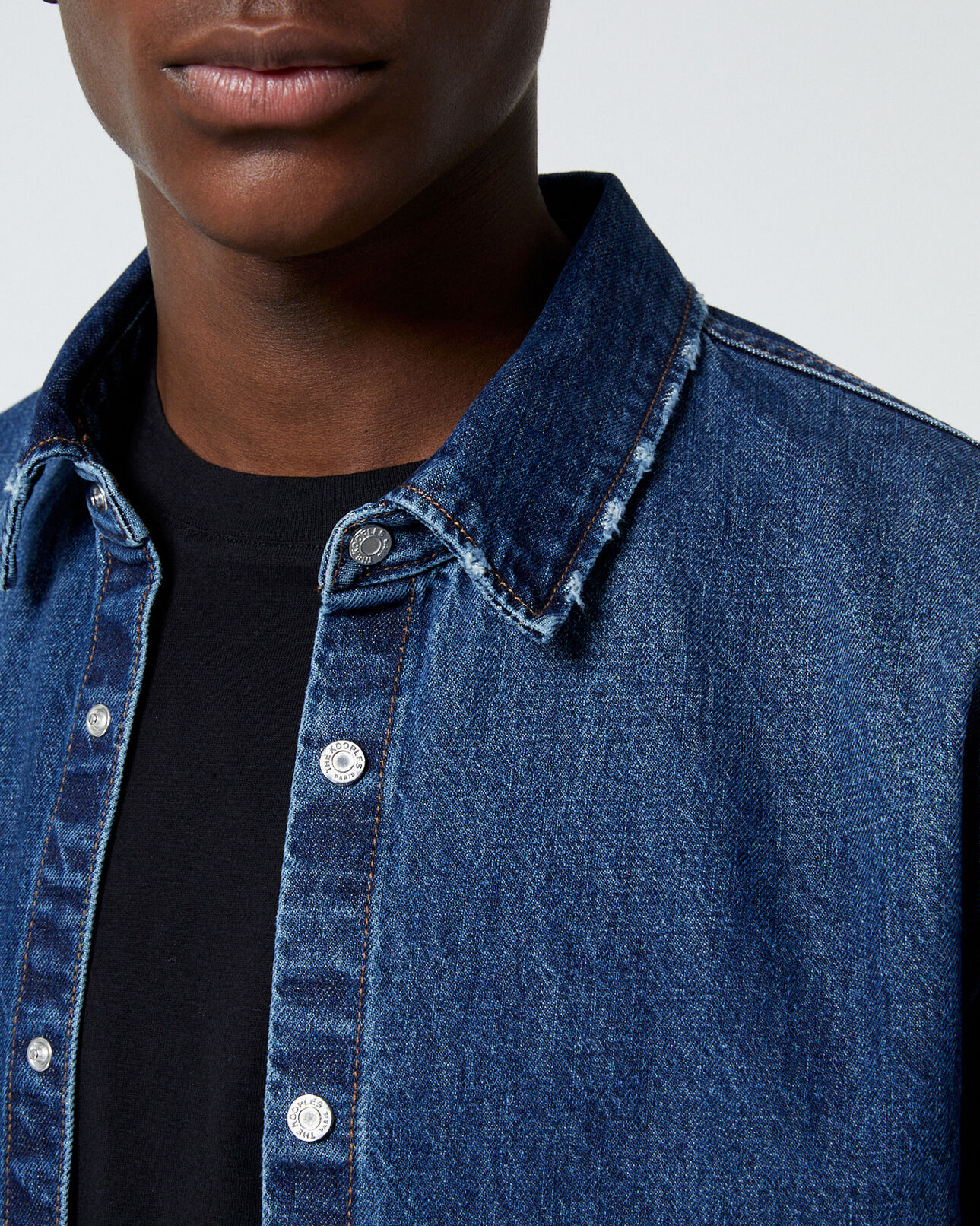 The Kooples HERREN BLUE DENIM blaues jeanshemd mit klassischem kragen