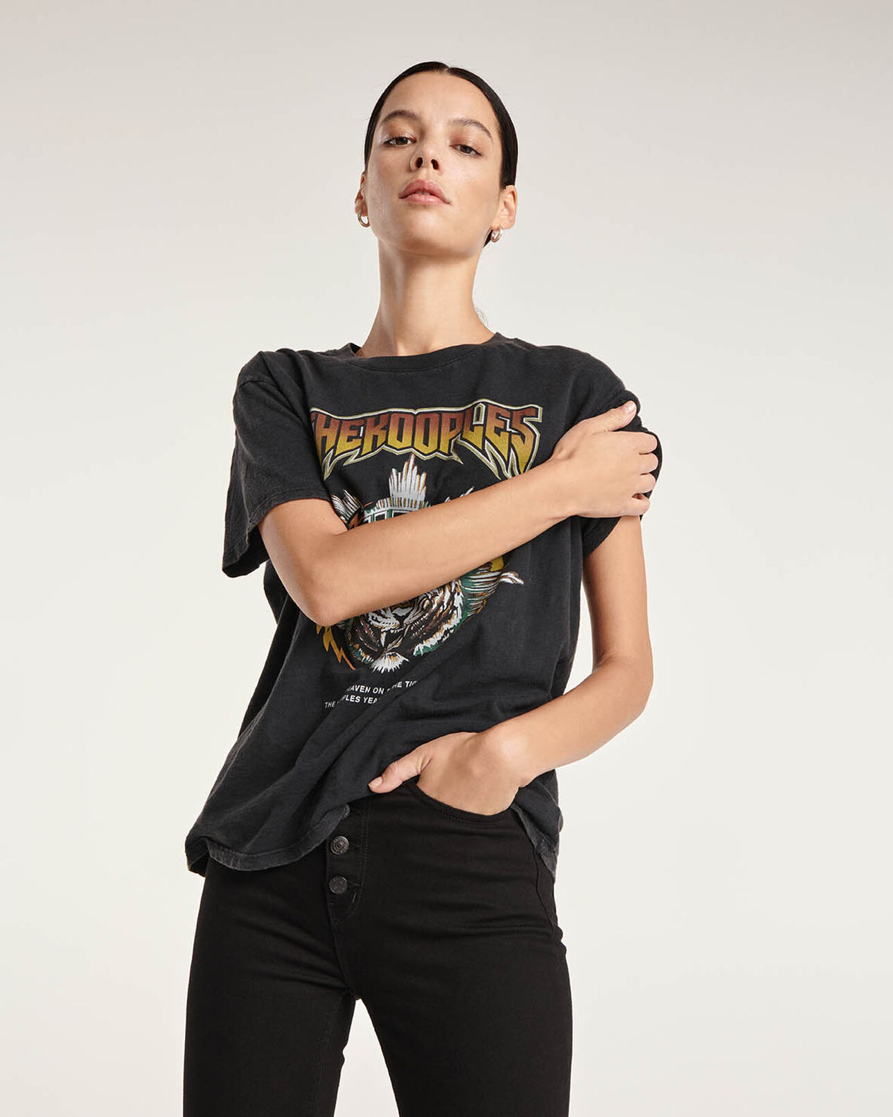 The Kooples DAMEN BLACK WASHED rockiges t-shirt aus baumwolle mit tiger