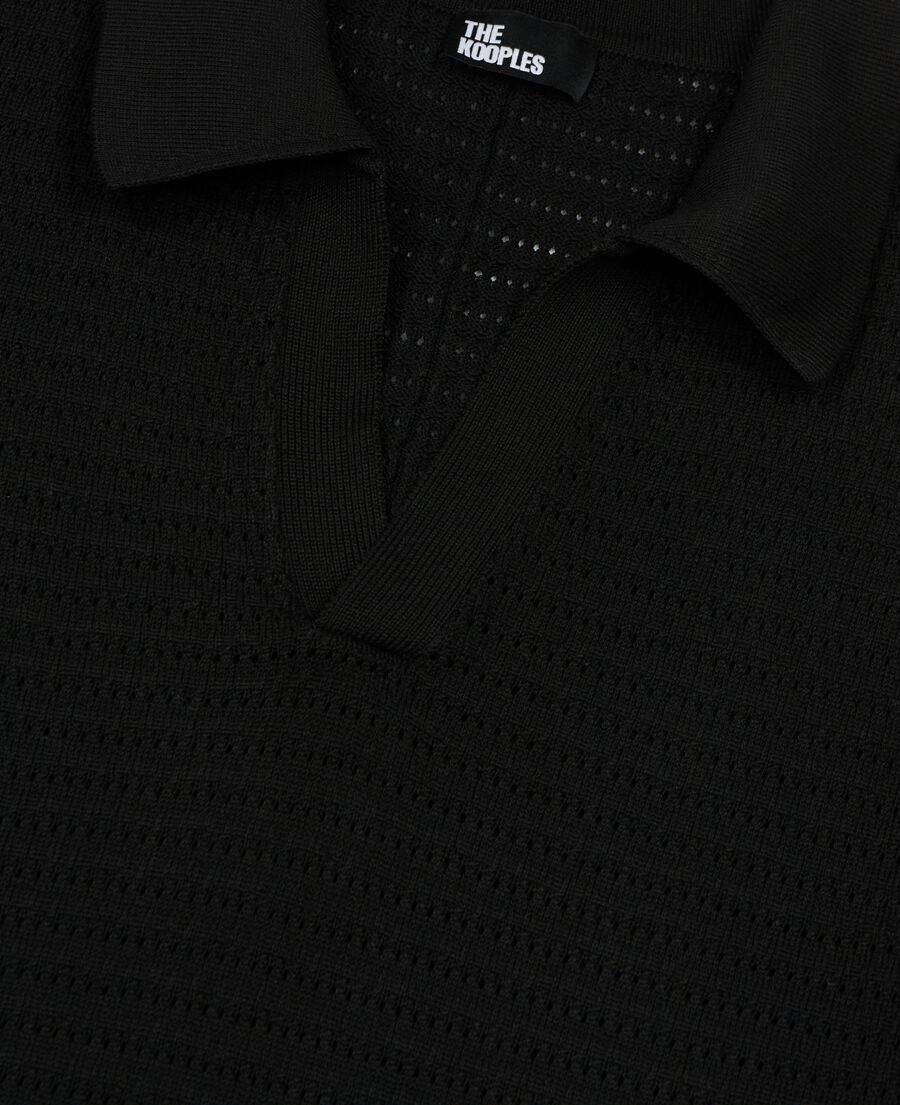 schwarzes poloshirt aus strick mit ajour-details