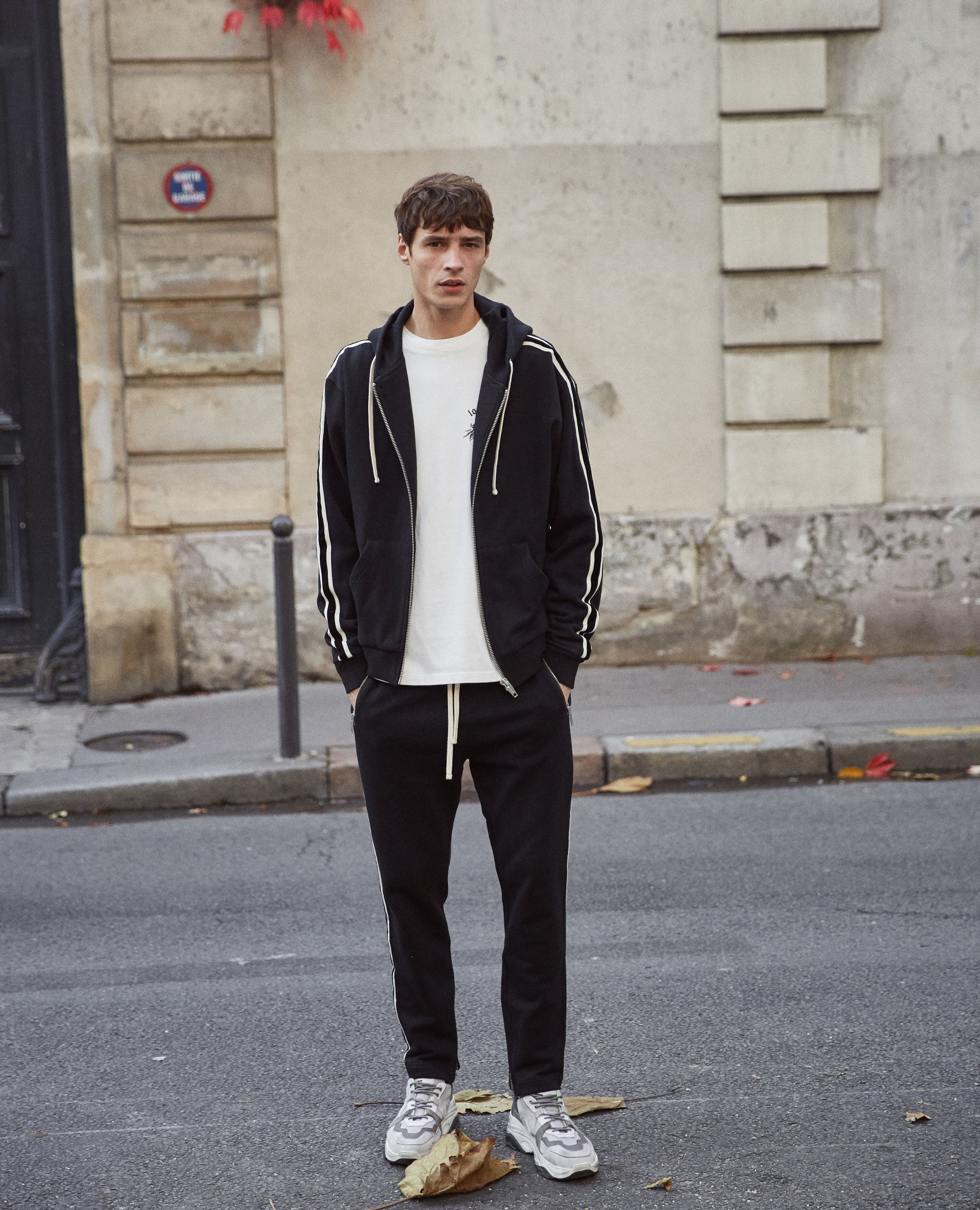 Sweat noir zippe a capuche en molleton