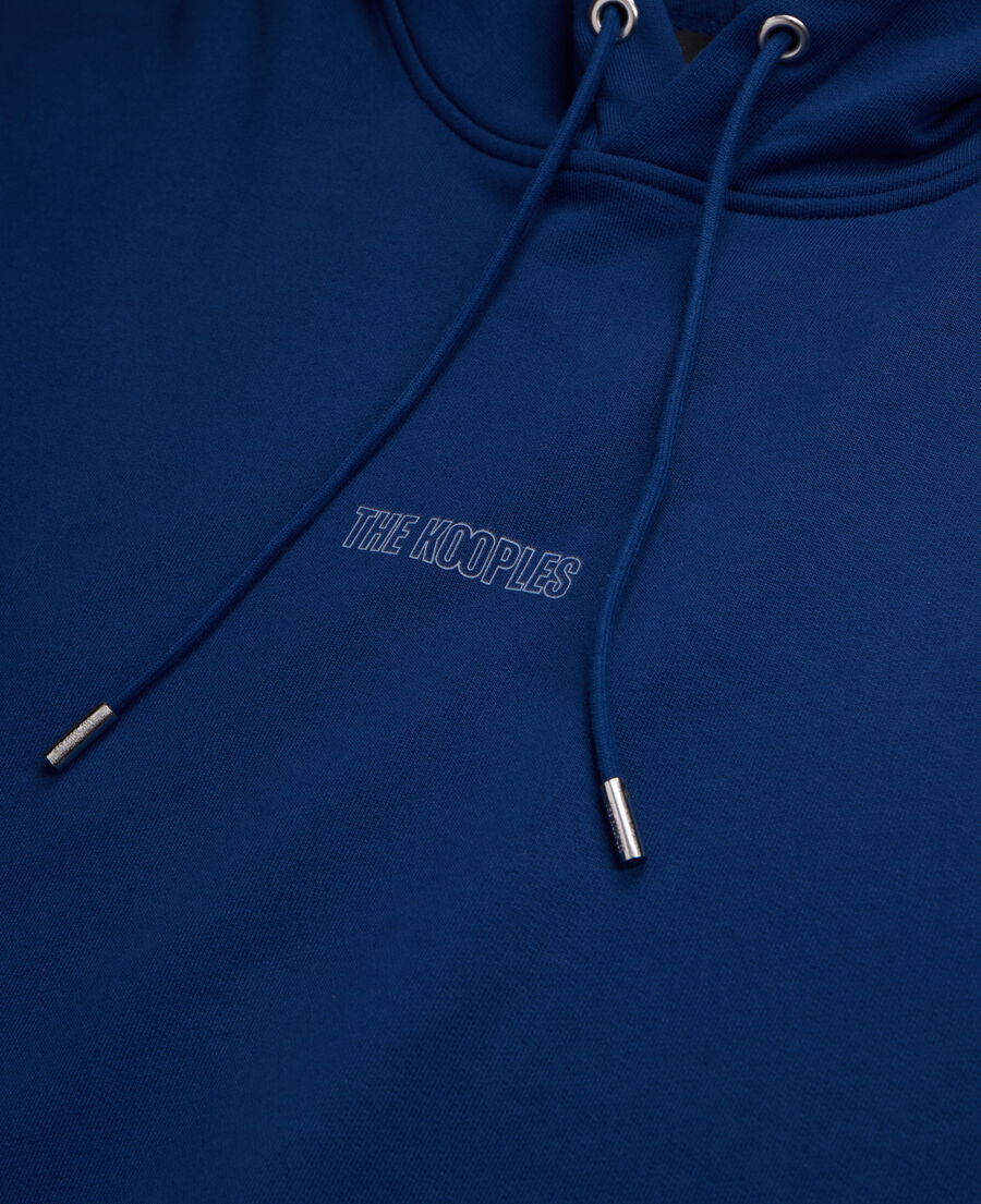 leuchtend blaues kapuzensweatshirt mit logo