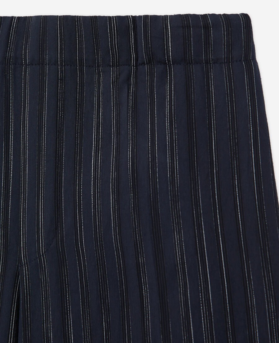 marineblaue hose mit streifen