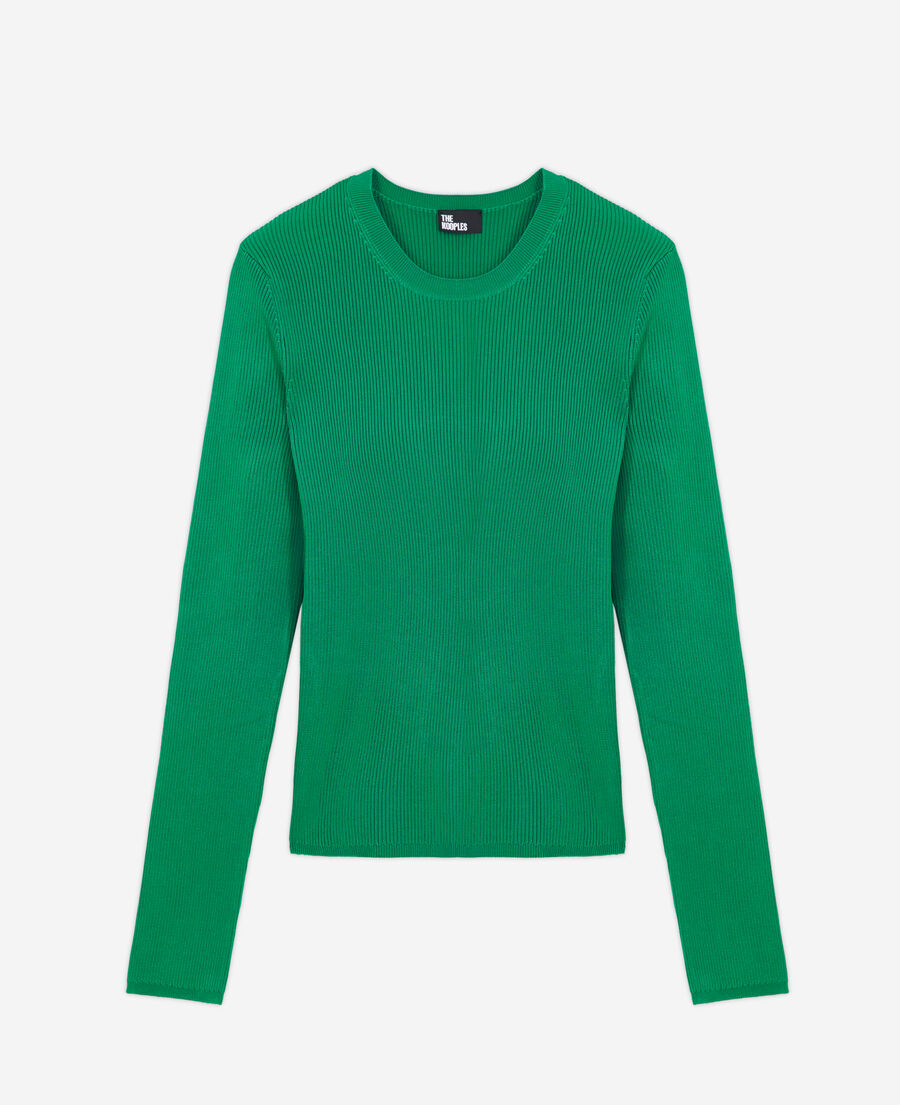 grüner, eng anliegender pullover