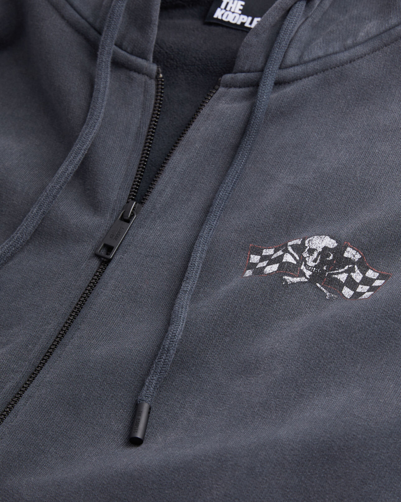 The Kooples HOMME BLACK WASHED sweatshirt homme à capuche noir avec sérigraphie racing skull