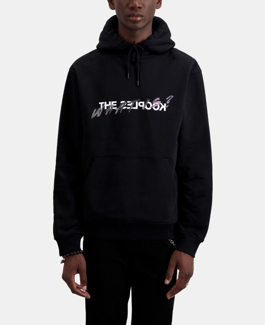 schwarzes sweatshirt mit „what is“-schriftzug