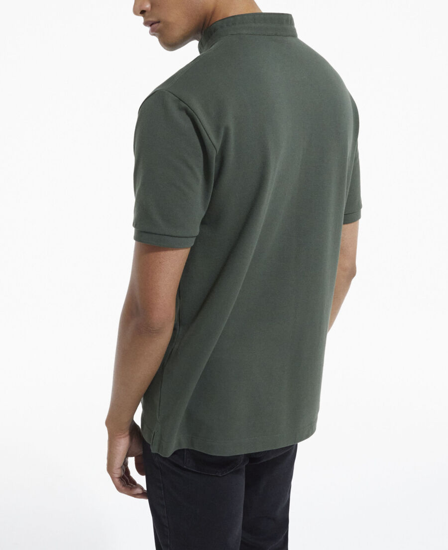 grünes poloshirt