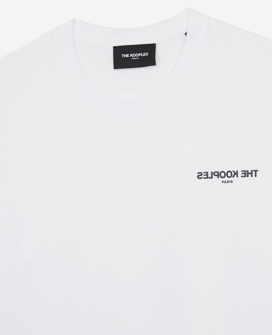 weißes t-shirt mit logo an der brust