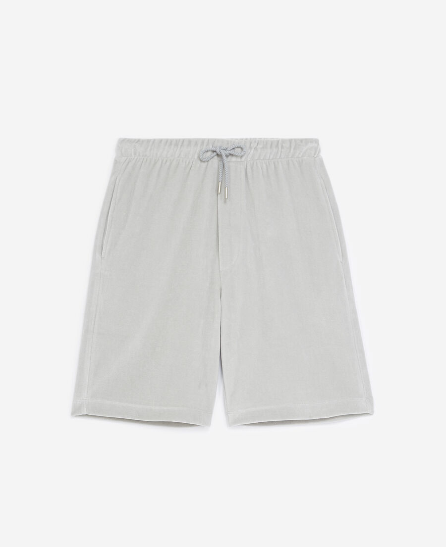 grey shorts