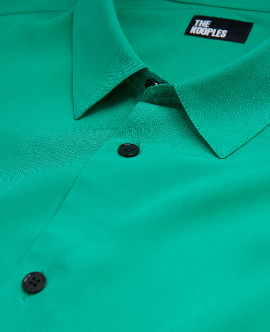 grünes hemd mit klassischem kragen