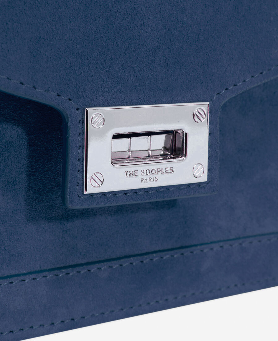 kleine emiliy tasche aus blauem