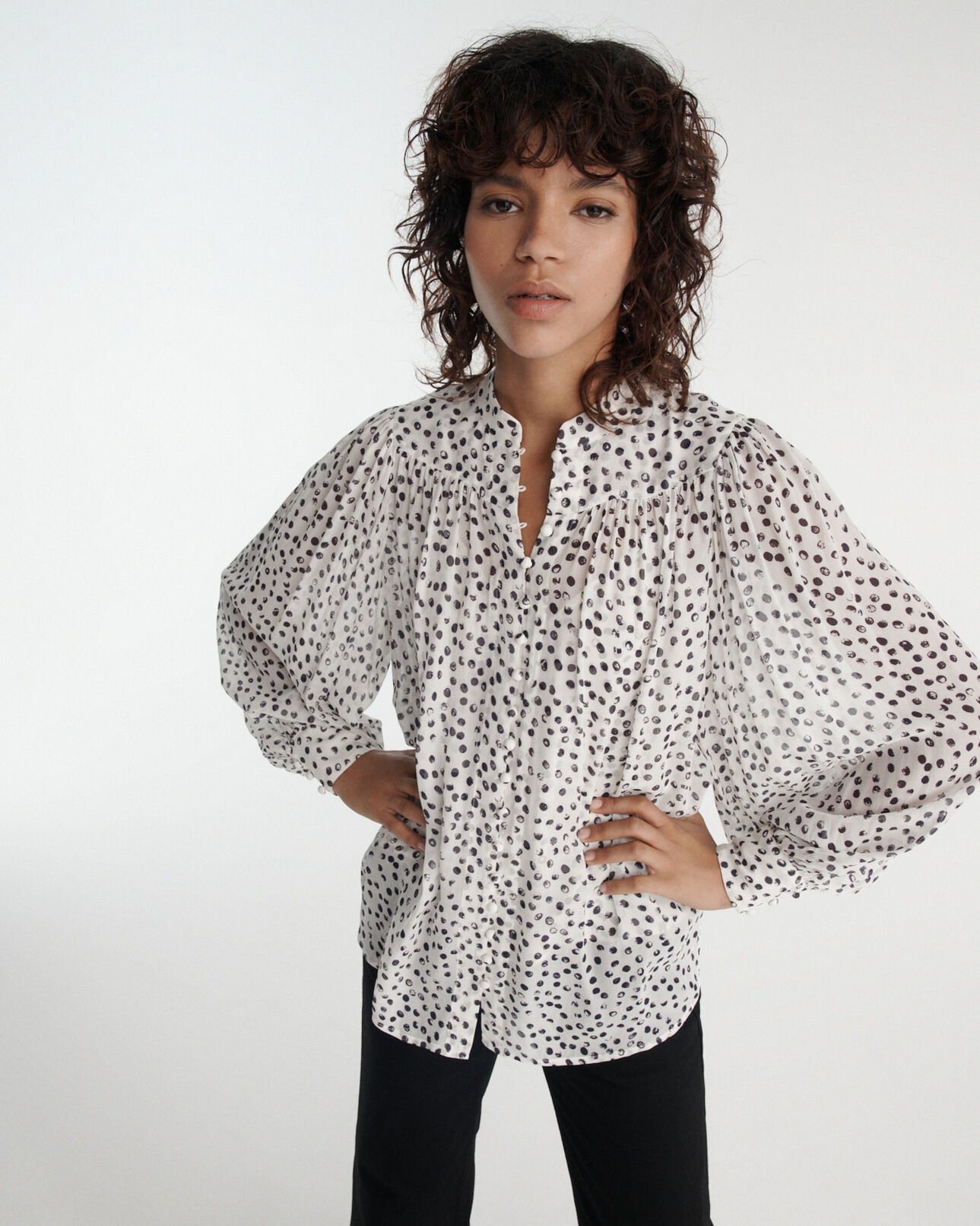 The Kooples FEMME WHITE / NAVY top fluide blanc manches longues à pois