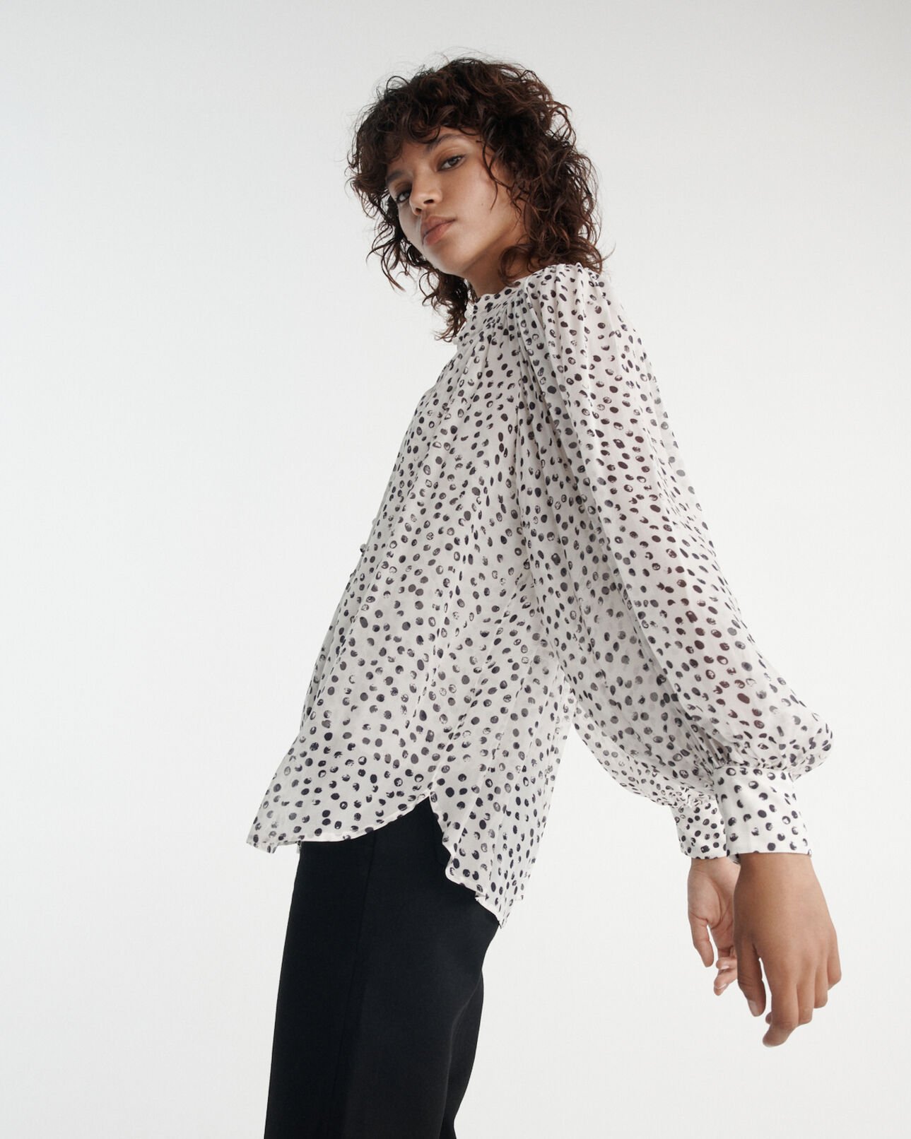 The Kooples FEMME WHITE / NAVY top fluide blanc manches longues à pois