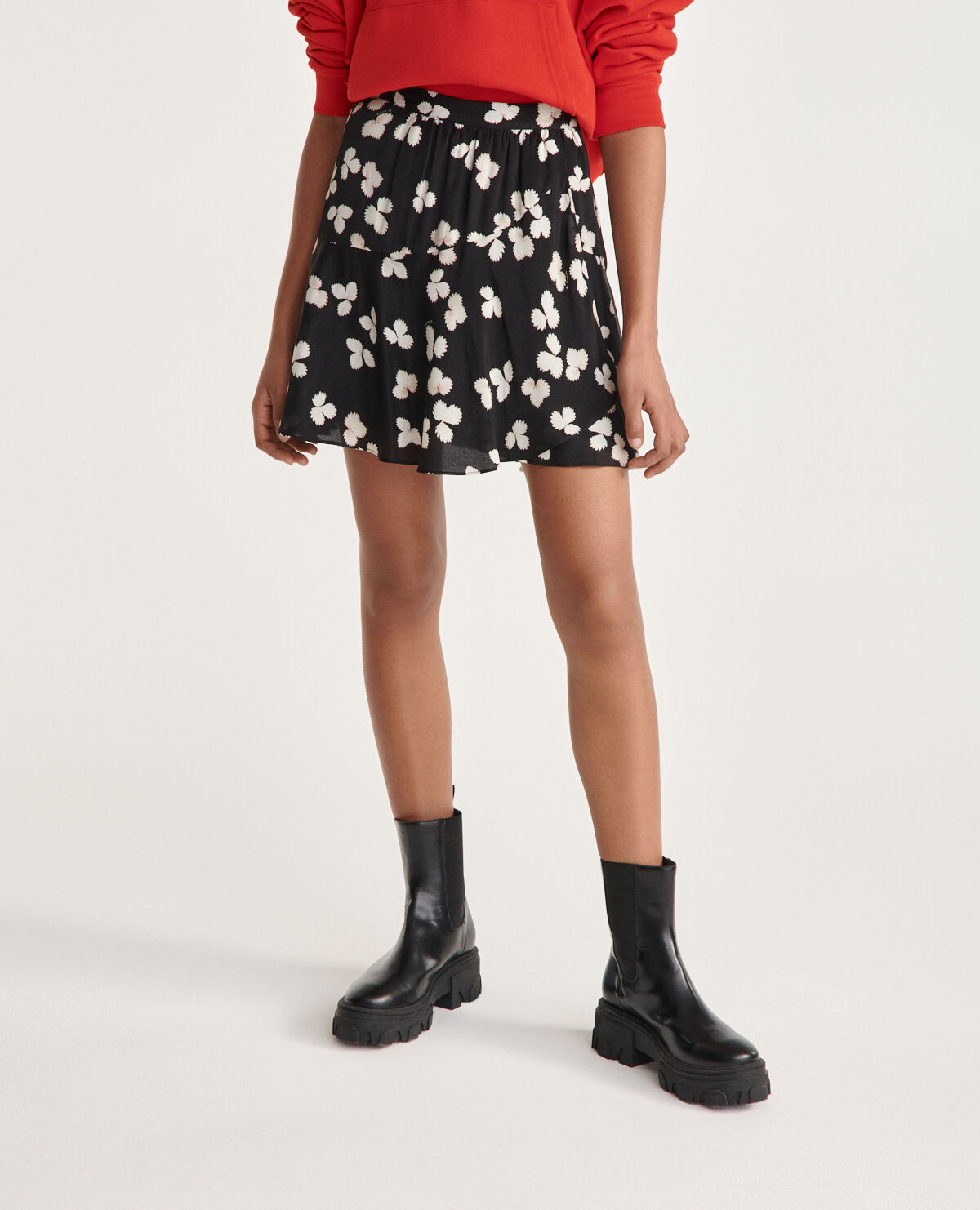 Flowing short black skirt with ecru flowers | The Kooples US