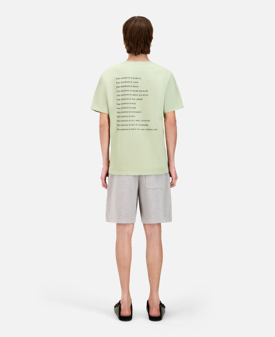 hellgrünes t-shirt mit what is-schriftzug