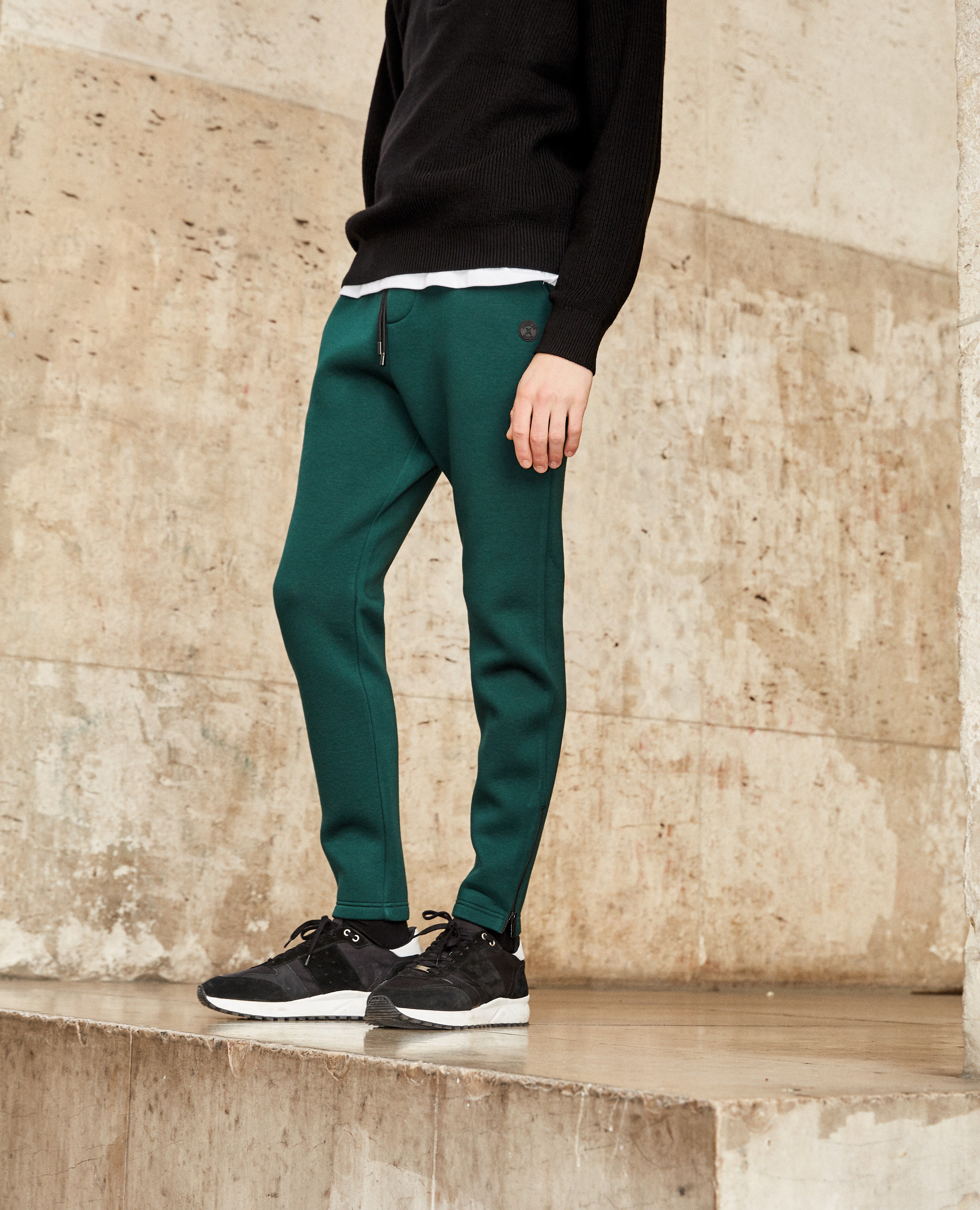 Fitted green joggers with zippers