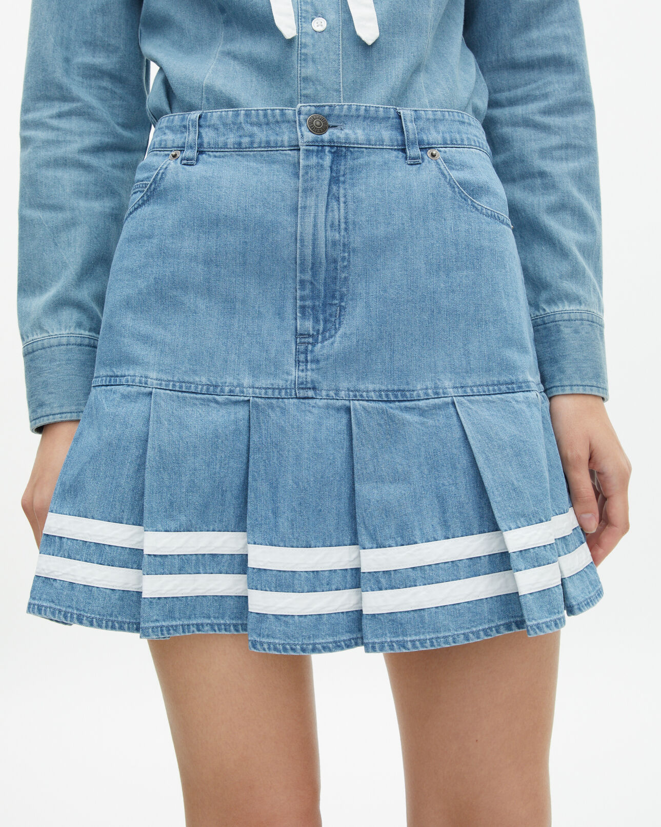 The Kooples FEMME BABY BLUE jupe courte plissée en denim