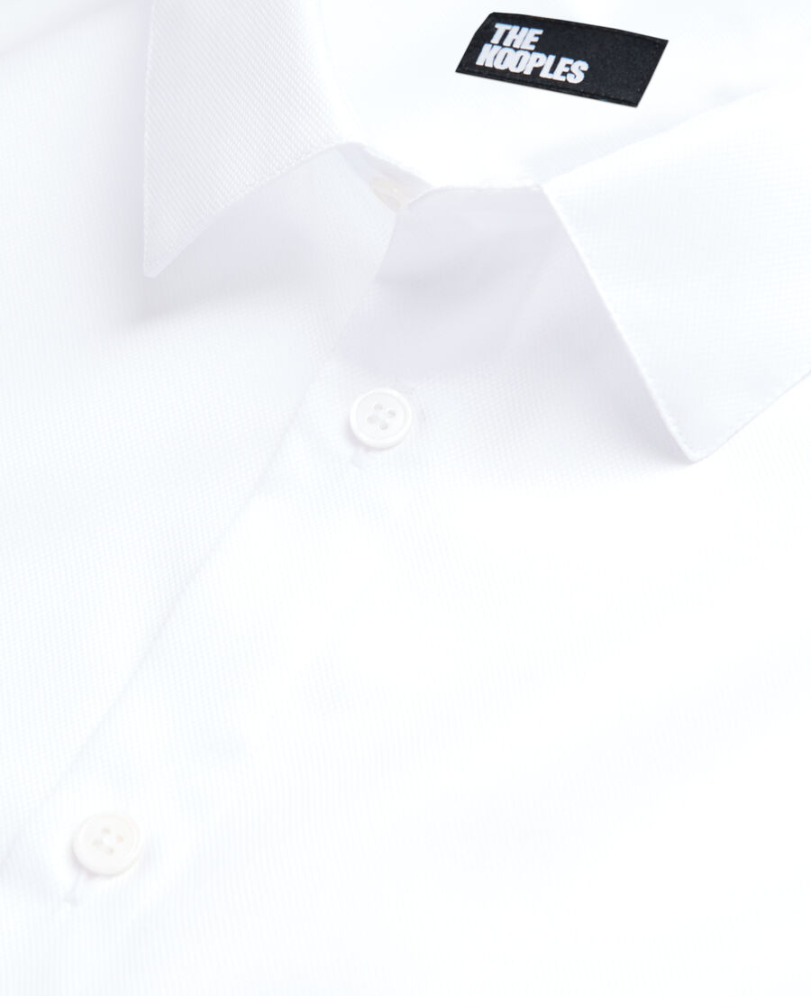 weißes hemd mit klassischer kragen