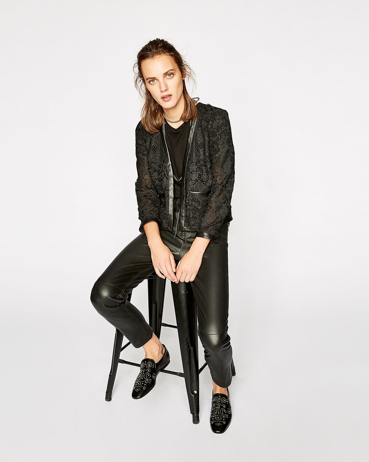 The Kooples FEMME BLACK veste courte en dentelle détails cuir
