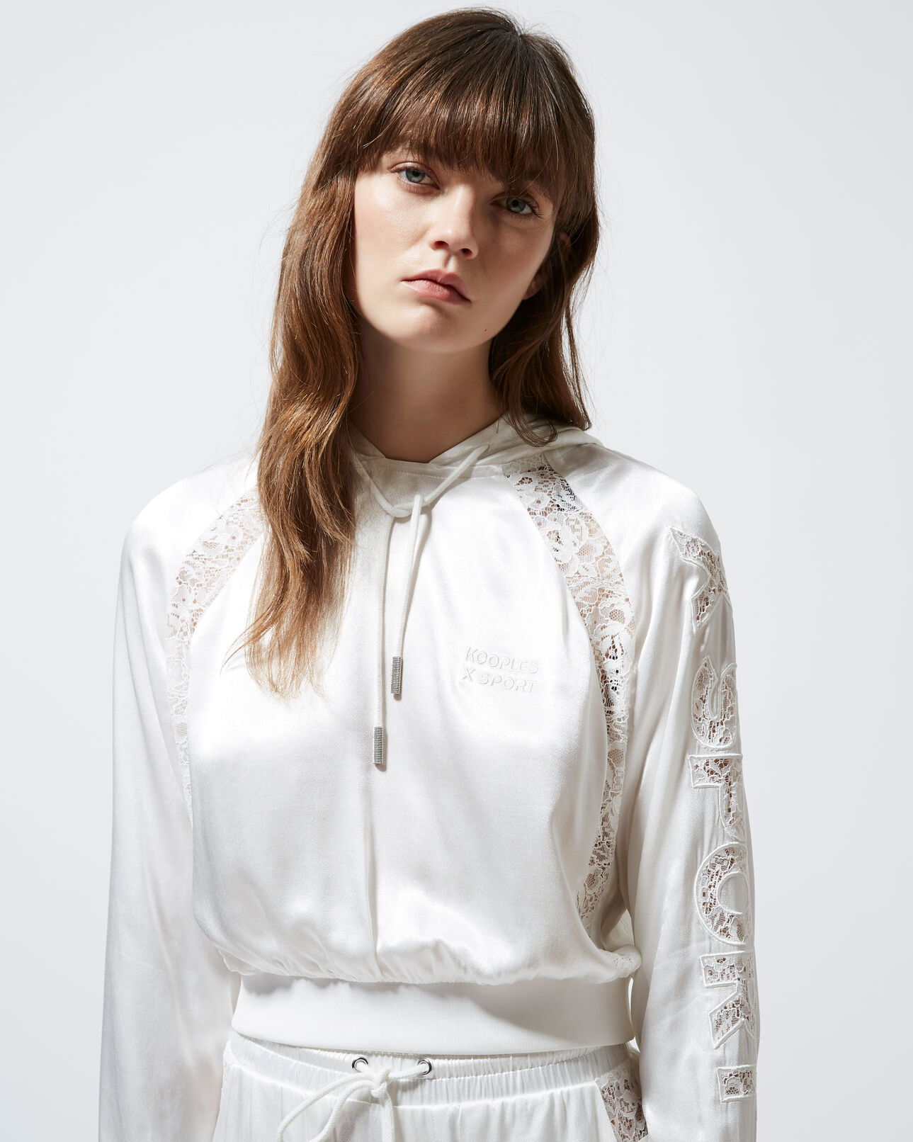 The Kooples FEMME ECRU top blanc à capuche bande dentelle