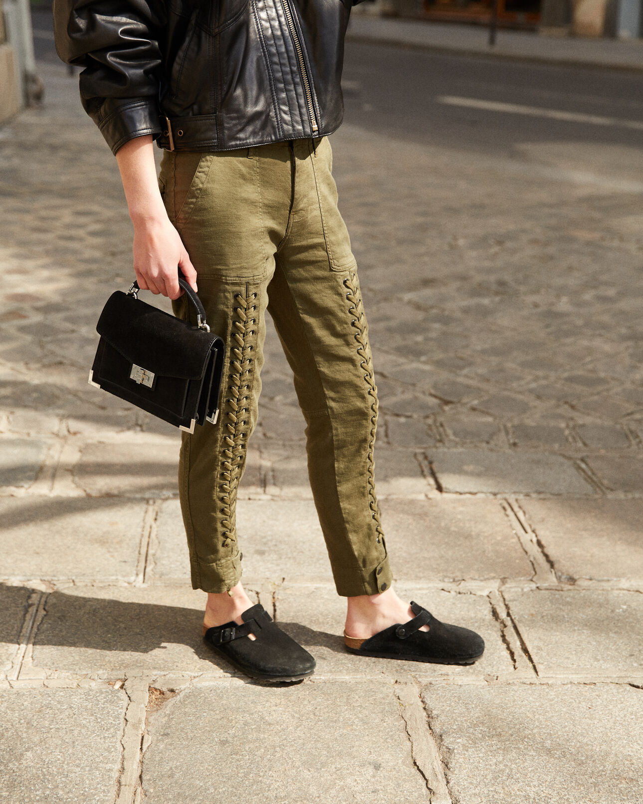 The Kooples DAMEN KAKI jeans im military-look mit taschen und khakifarbener schnürung