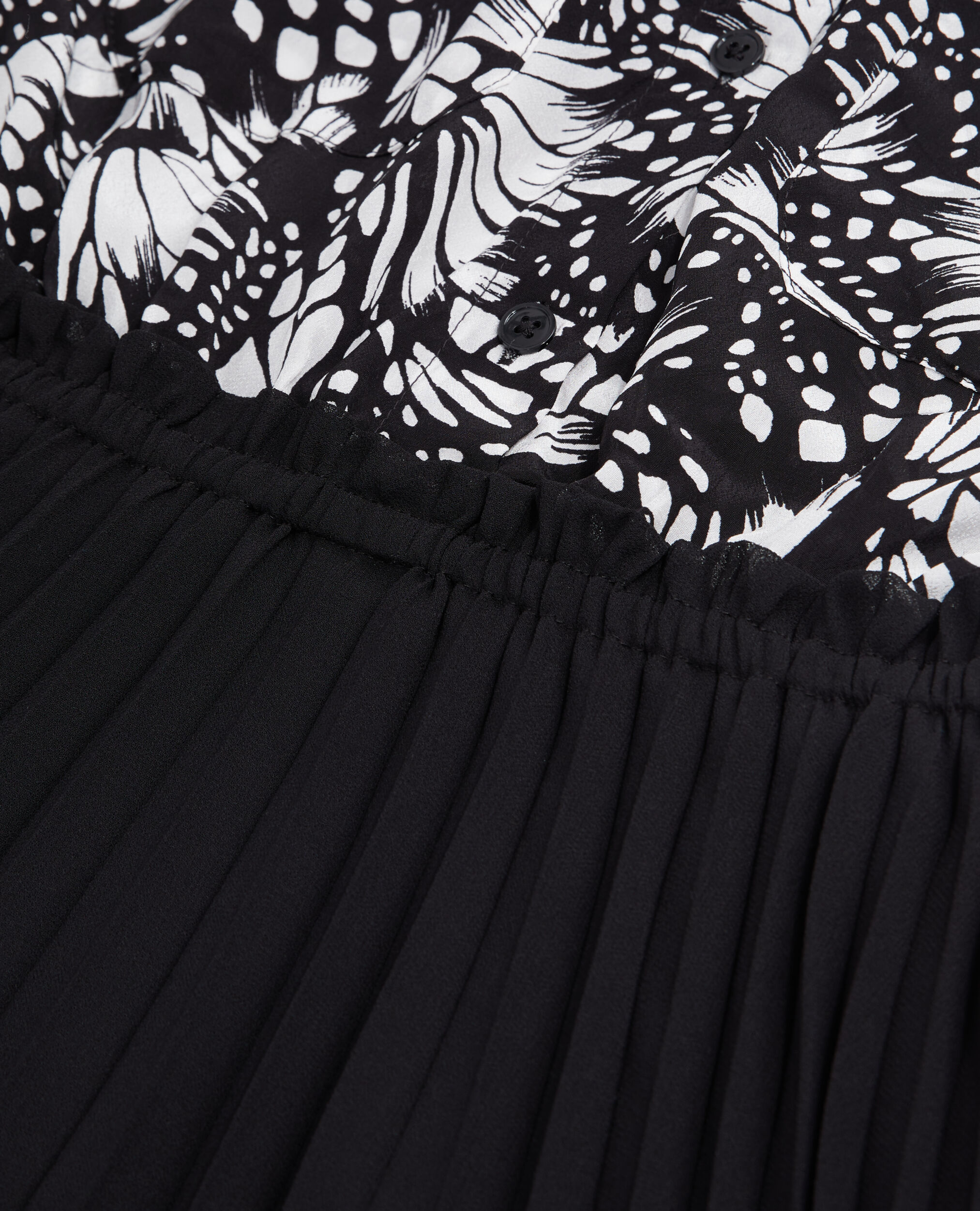 Kurzes Kleid mit Plissierung und Print, BLACK WHITE, hi-res image number null