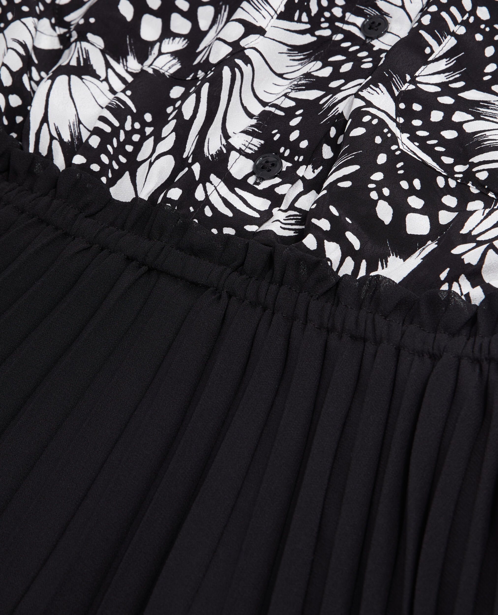 Kurzes Kleid mit Plissierung und Print, BLACK WHITE, hi-res image number null