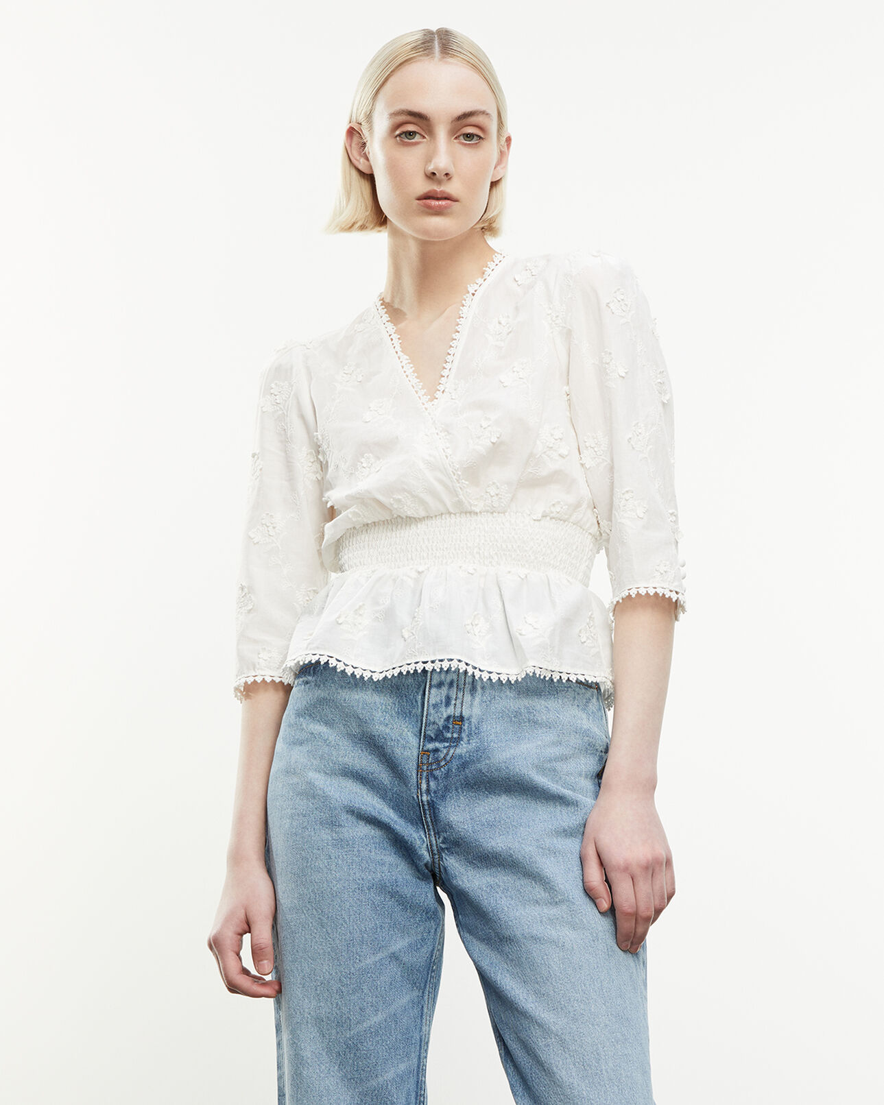 The Kooples FEMME ECRU top coton écru à smocks et fleurs relief