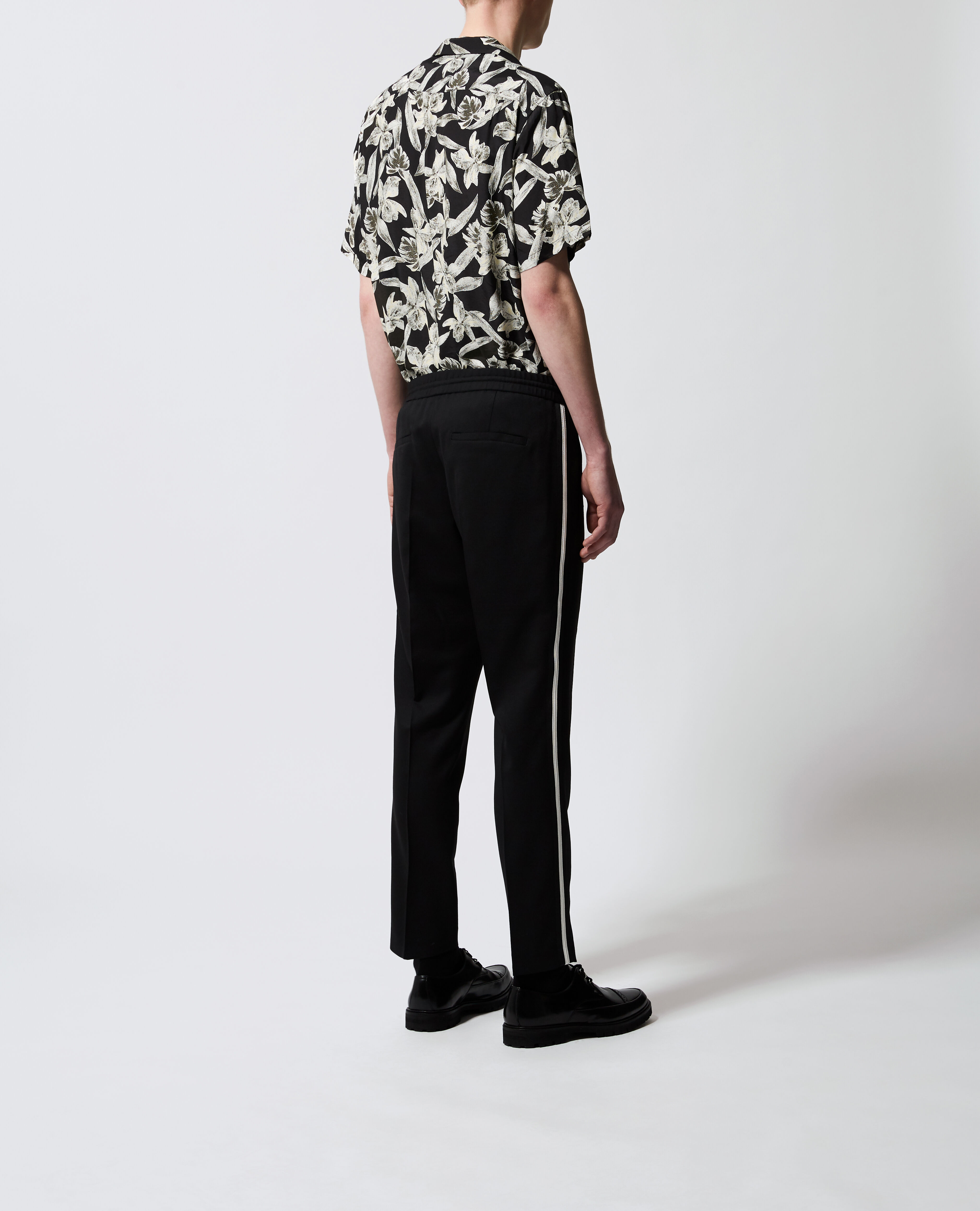 Pantalon noir avec bande hot sale blanche homme