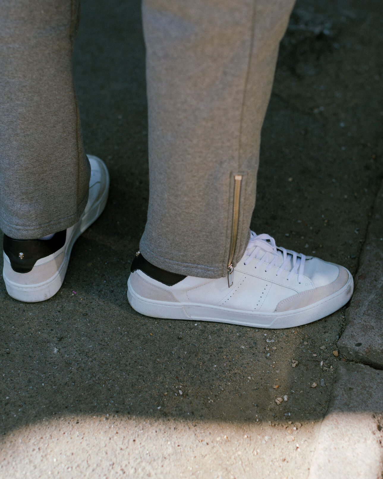 The Kooples HERREN LIGHT GREY MELANGE graue jogginghose mit reißverschluss-detail