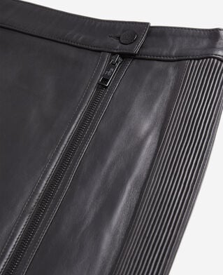 The Kooples FEMME BLACK jupe courte en cuir noir avec zip et nervures
