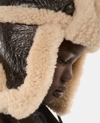 The Kooples MIXTE BROWN chapka en peau lain&eacute;e marron