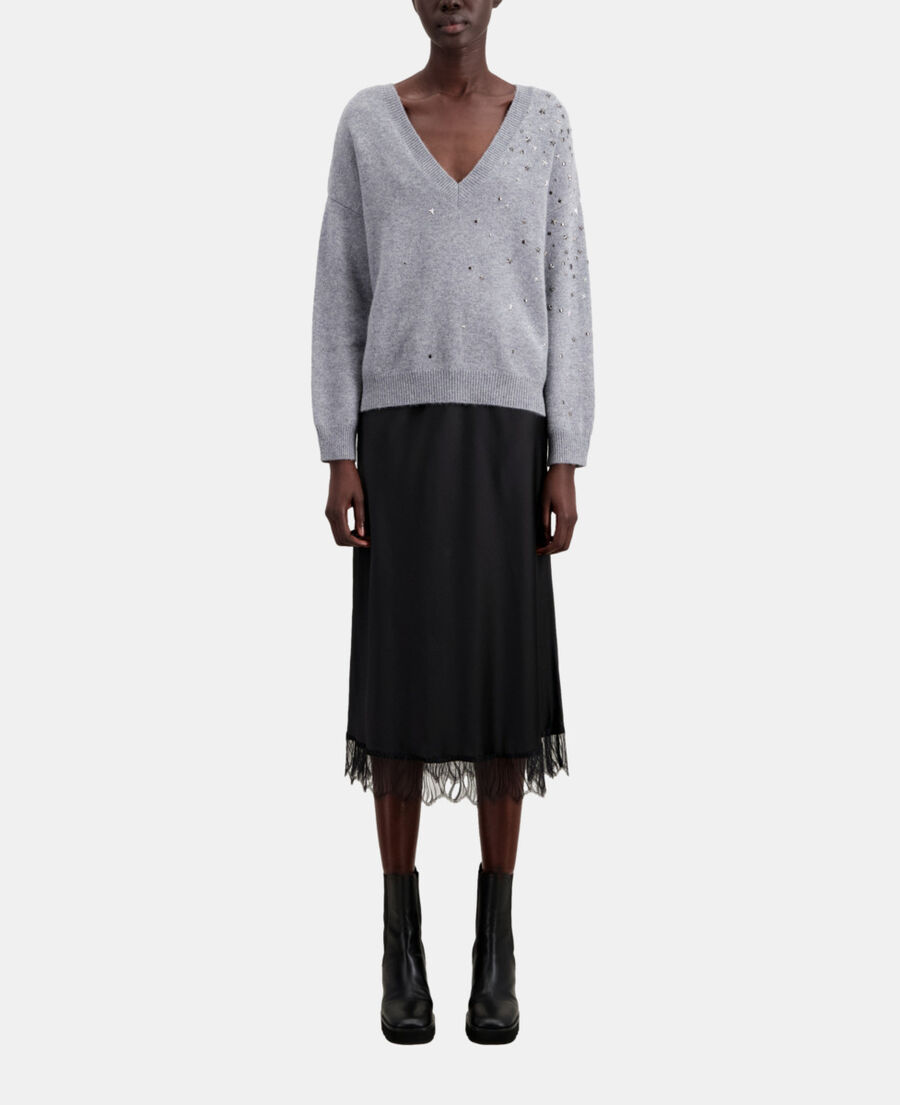 grauer pullover mit sternenmotiv